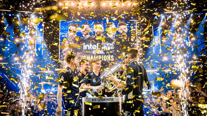 G2 winning trophy